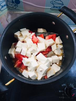 放入西红柿丁和嫩豆腐！