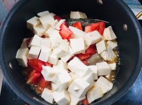 放入西红柿丁和嫩豆腐！