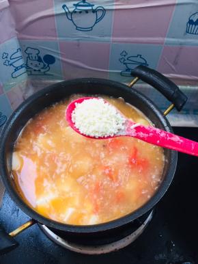 放入一勺鸡精调味！