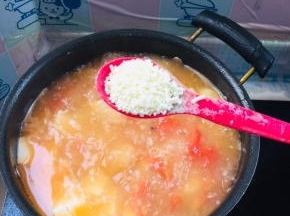 放入一勺鸡精调味！