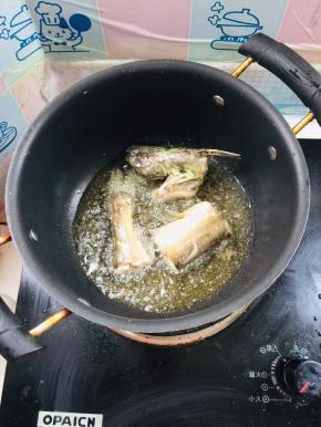 起锅烧油，放入鲶鱼煎至两面变色！