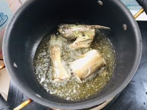 起锅烧油，放入鲶鱼煎至两面变色！