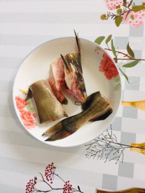 处理好的鲶鱼切成段备用！