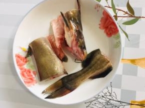 处理好的鲶鱼切成段备用！