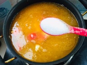 放入一勺盐调味！