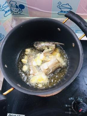 放入生姜， 蒜瓣爆香！