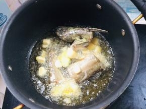 放入生姜， 蒜瓣爆香！