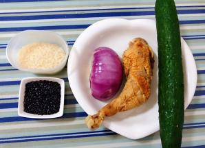 准备原材料大米、黑米、洋葱、鸡腿、黄瓜