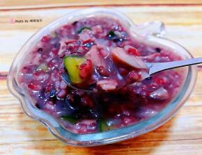 滑嫩细腻的双米粥混搭着鸡腿入口真香浓四溢