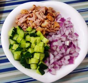 鸡腿、黄瓜、洋葱切成大小均匀的小块备用