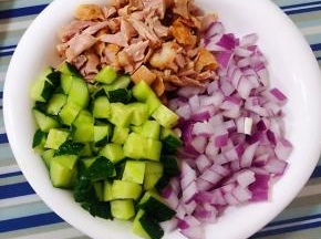 鸡腿、黄瓜、洋葱切成大小均匀的小块备用
