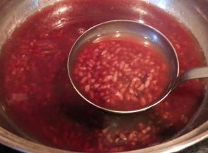 大米和黑米煮至六成熟汤汁已经变了颜色