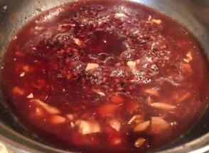 放入鸡腿丁大火煮五分钟