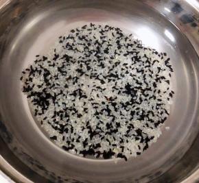 大米和黑米淘洗干净添加适量清水大火煮起来