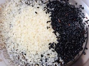 取适量的大米和黑米放入容器中
