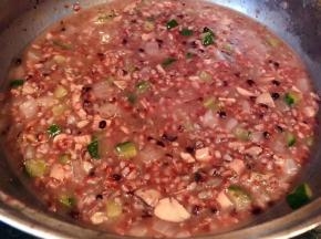 煮至米粥粘稠最后放入味精提鲜调味均匀即可出锅享用