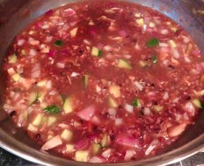 放入黄瓜丁同时放入盐改小火煮三分钟