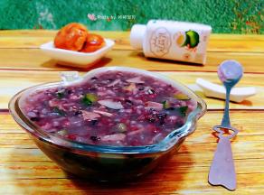 来一杯酸奶和小甜品一起吃非常满足哦