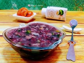 来一杯酸奶和小甜品一起吃非常满足哦