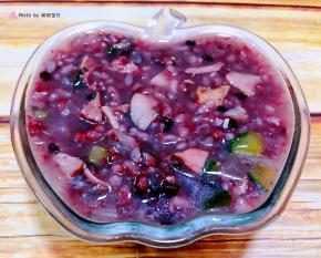 营养丰富的鸡腿时蔬双米粥做好盛入容器中就大功告成了