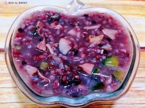 营养丰富的鸡腿时蔬双米粥做好盛入容器中就大功告成了