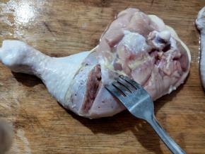 鸡腿洗干净，皮要搓一搓，用剪刀修掉边边角角。可以浸泡半小时，泡去肉中的血水。然后在肉上划几刀，不要切断，再用叉子戳一些洞洞，这样容易入味。