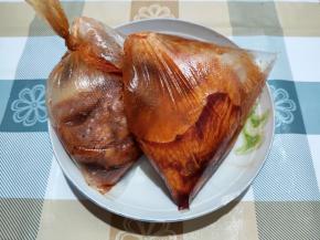 然后用保鲜袋装起。另一个鸡腿同样操作。一起放冰箱冷藏过夜，中间最好隔段时间翻一次面，这样腌制才均匀。