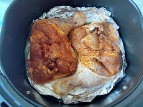 空气炸锅垫一张锡纸，摆上鸡腿，皮要整理好，不然烤完不好看。建议皮朝下肉向上先烤，200度烤15分钟。