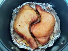 将鸡腿翻一个面，皮向上，再烤5-10分钟。