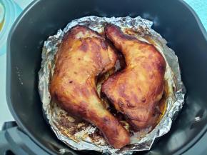 烤好的鸡腿表皮有点焦脆比较好吃，边缘烤焦的部分可以切掉。