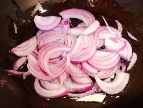 锅中倒入底油加热放入洋葱大火快速翻炒断生