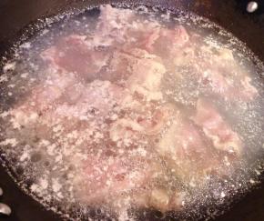 锅中烧开水放入肥牛片焯水去除多余的油脂和杂质
