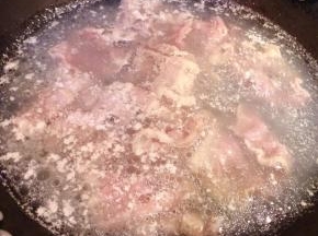 锅中烧开水放入肥牛片焯水去除多余的油脂和杂质