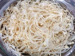 金针菇去蒂摘好洗净锅中烧开水放入金针菇焯水断生后加立即放入冷水中过凉沥干水份