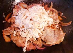 放入一品鲜酱油、蚝油、糖炒匀再放入肥牛翻炒