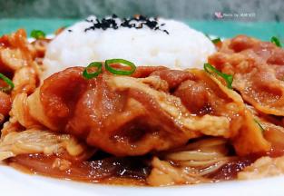 米饭装入圆碗中压实倒扣在盘中盛入洋葱金针菇肥牛就大功告成啦