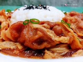 米饭装入圆碗中压实倒扣在盘中盛入洋葱金针菇肥牛就大功告成啦