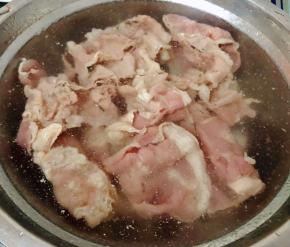 焯好水的肥牛片立即放入冷水中轻轻的多冲洗几遍