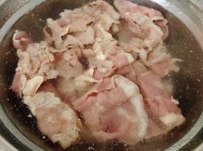 焯好水的肥牛片立即放入冷水中轻轻的多冲洗几遍