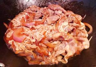 放入金针菇同时放入盐快速翻炒均匀