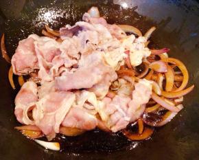 放入一品鲜酱油、蚝油、糖炒匀再放入肥牛翻炒