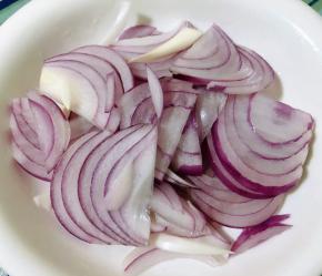 洋葱去皮洗净切好备用