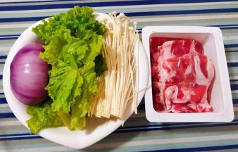 准备原材料肥牛、金针菇、洋葱