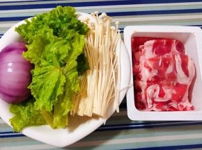准备原材料肥牛、金针菇、洋葱