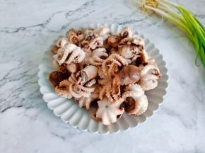 这次买的章鱼是半成品，店家焯水过的章鱼。