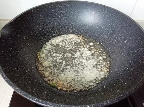 热锅凉油爆香蒜末。