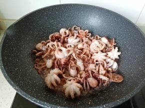 倒入章鱼翻炒均匀。