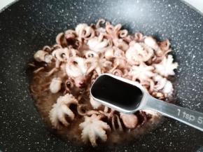 加红烧酱油上色。