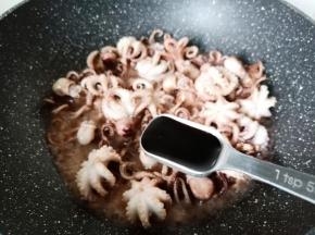 加红烧酱油上色。