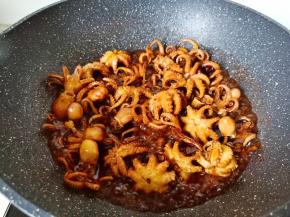 煮开后开中火继续炖。